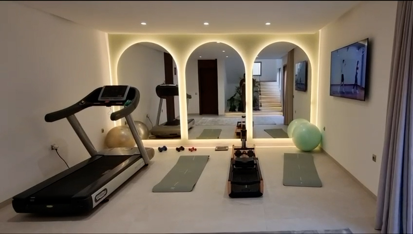 WhatsApp Video 2025-12-25 at 13.24.06.00_01_15_26.Still028